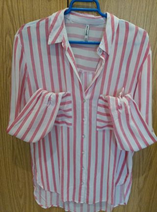 Blusa Stradivarius blanca de segunda mano en la provincia de Blusa burdeos Stradivarius de segunda mano por 4 € en Madrid