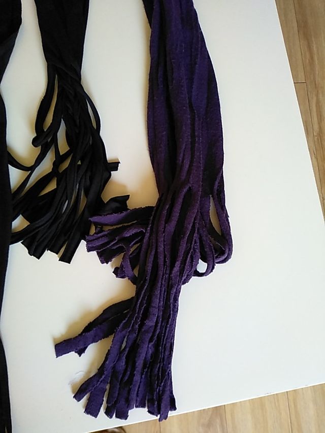2 bufandas hippies de lana . una morada y una negr