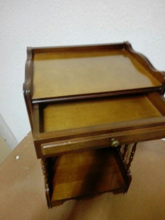 mesita para teléfonos o televisión