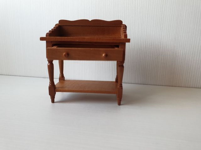 Escritorio para casa de muñecas 