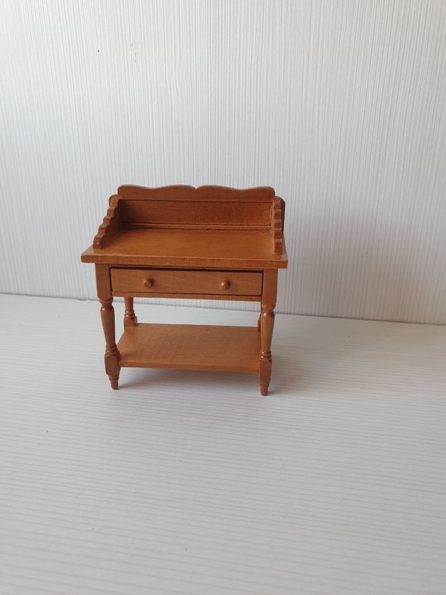 Escritorio para casa de muñecas 