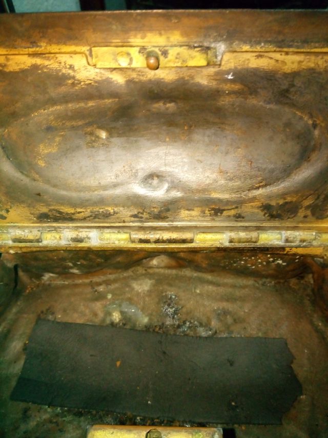 Cofre antiguo de latón.