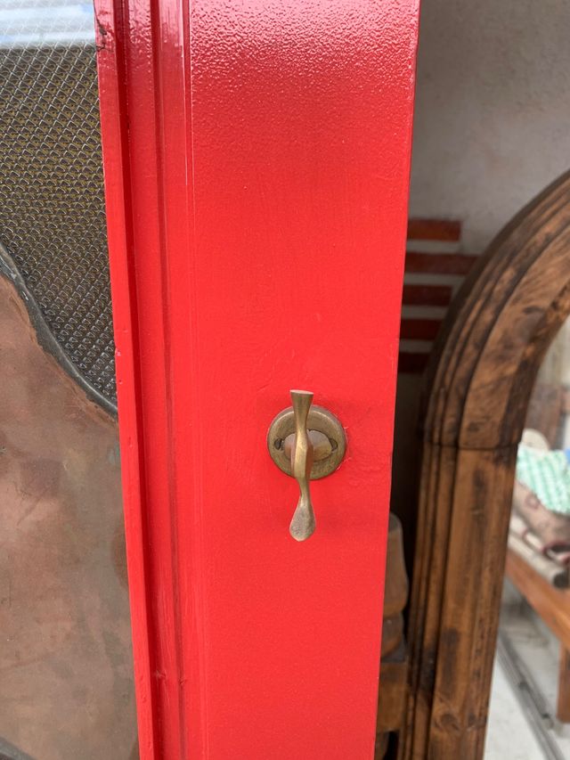 Puertas de madera y vidrieras en curva.