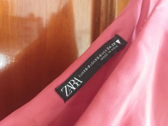 VESTIDO ZARA SATEN XS/S VOLANTES NUEVO.