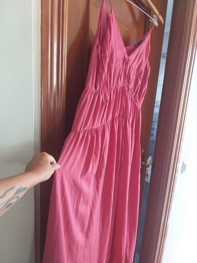 VESTIDO ZARA SATEN XS/S VOLANTES NUEVO.