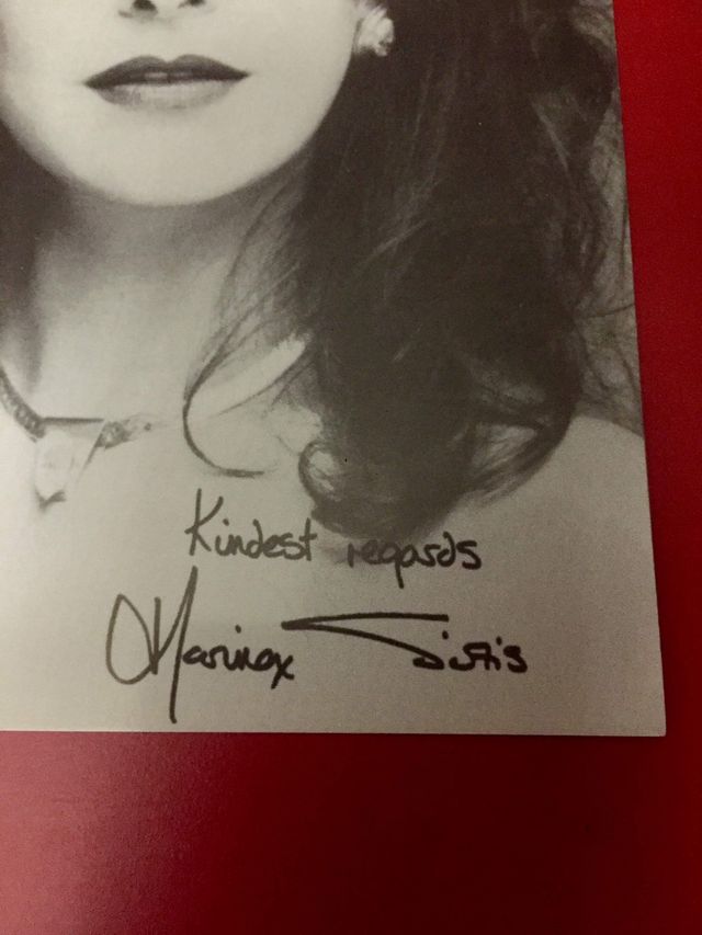 Foto oficial con autógrafo de MARINA SIRTIS (2001)