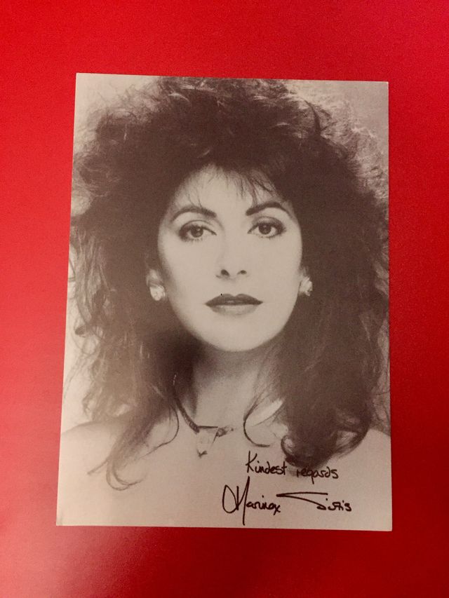 Foto oficial con autógrafo de MARINA SIRTIS (2001)