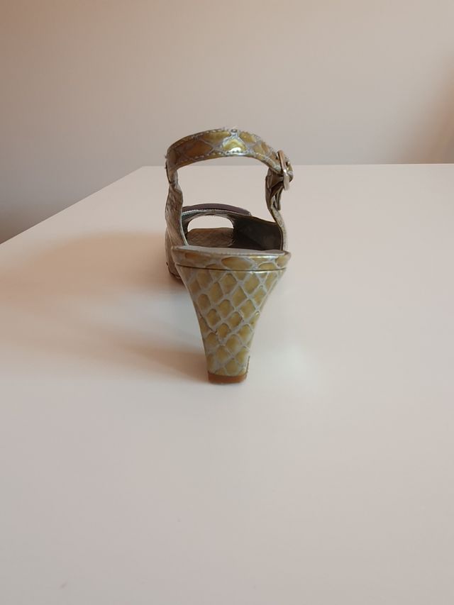 Zapatos de piel con tacón bajo