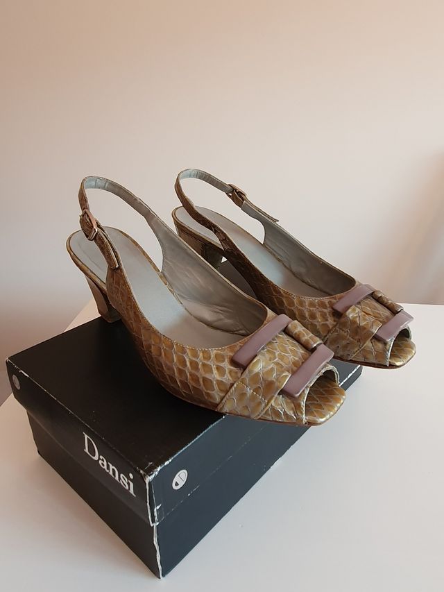 Zapatos de piel con tacón bajo