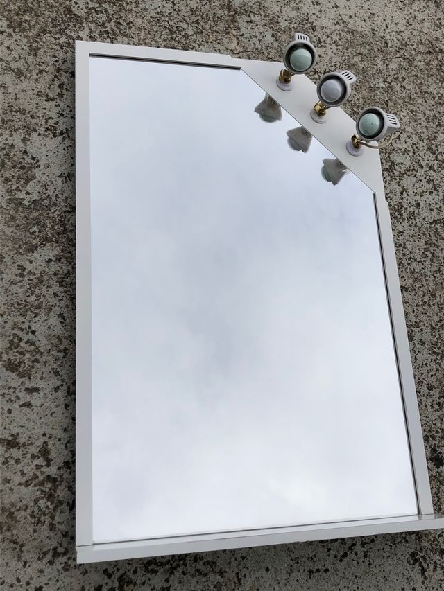 Espejo blanco de baño con 3 luces 100x 68. de segunda mano por 35 € en