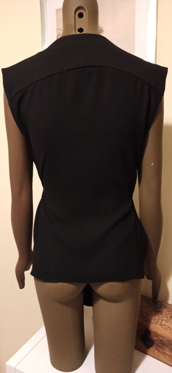 chalequillo negro. zara woman.talla s.nuevo