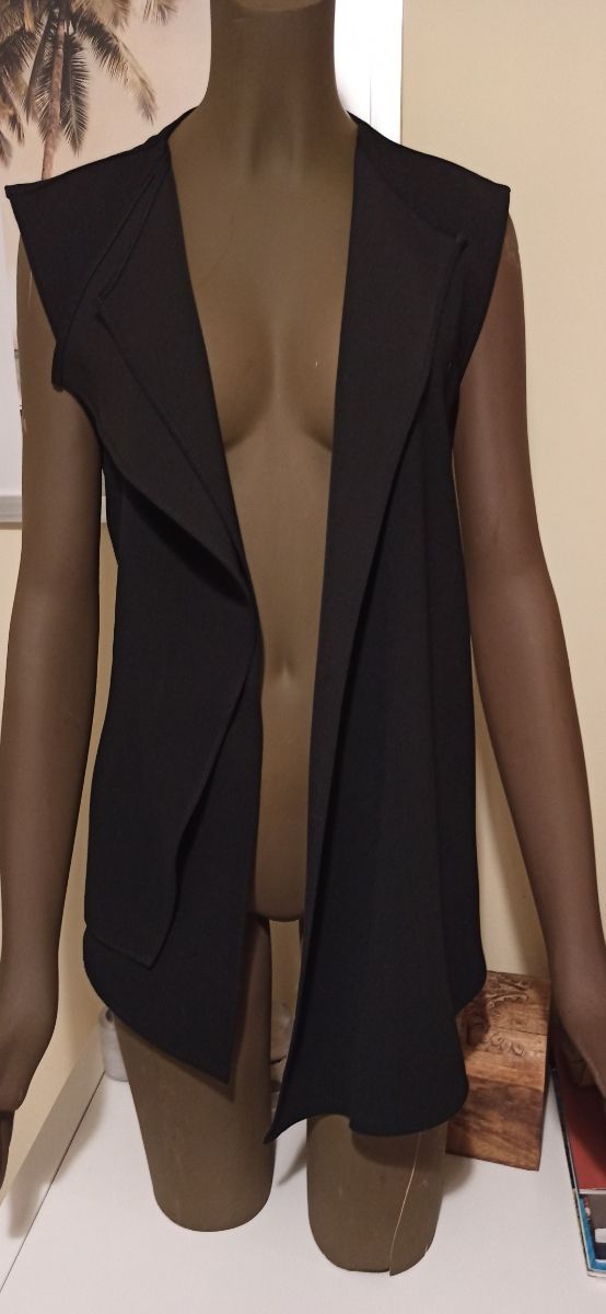 chalequillo negro. zara woman.talla s.nuevo