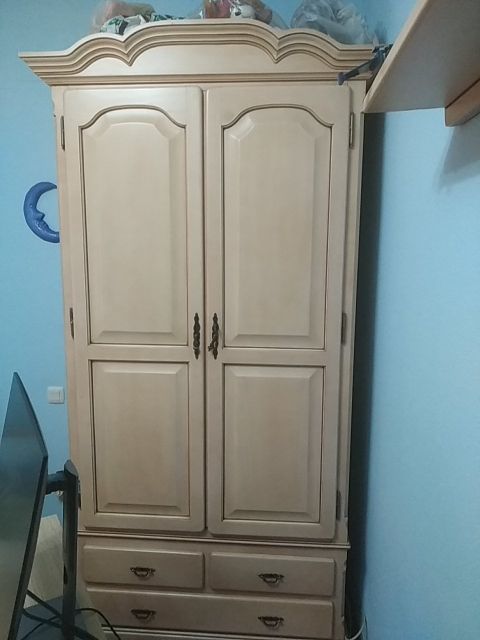 Armario de pino dos puertas y tres cajones de segunda mano por 400 € en