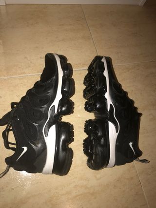 Nike Air Vapormax Plus negras y blancas de segunda mano por 105 EUR en Rubí  en WALLAPOP