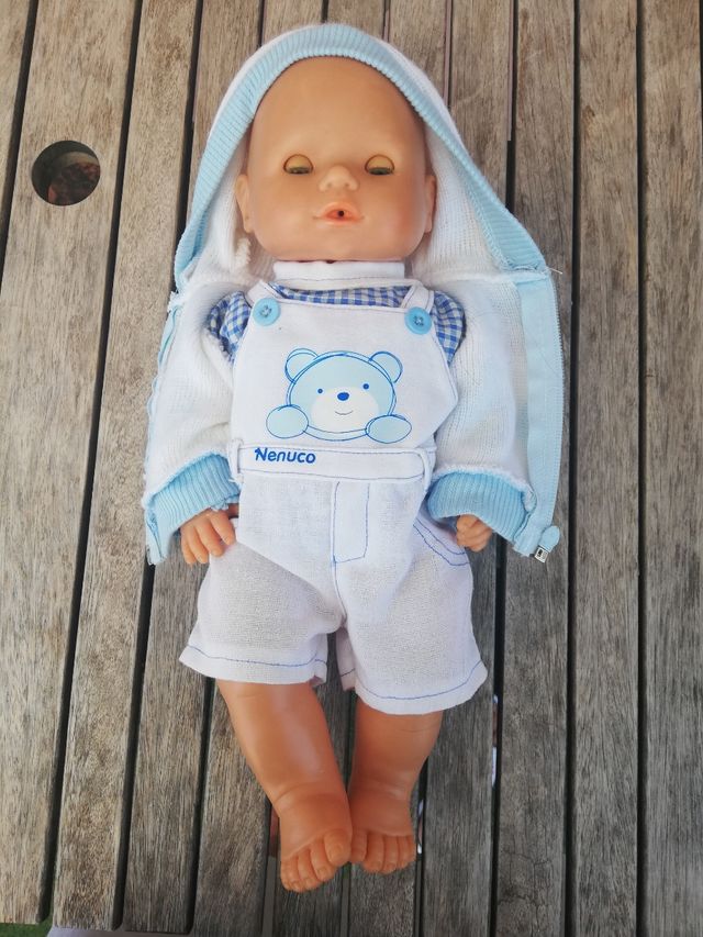 Nenuco con abiti da passeggio.