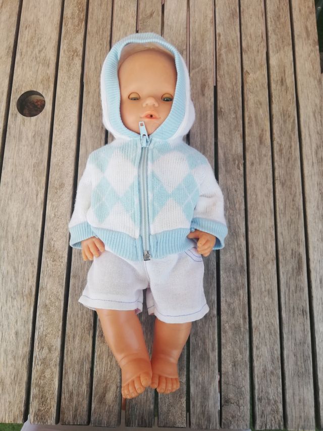 Nenuco con abiti da passeggio.