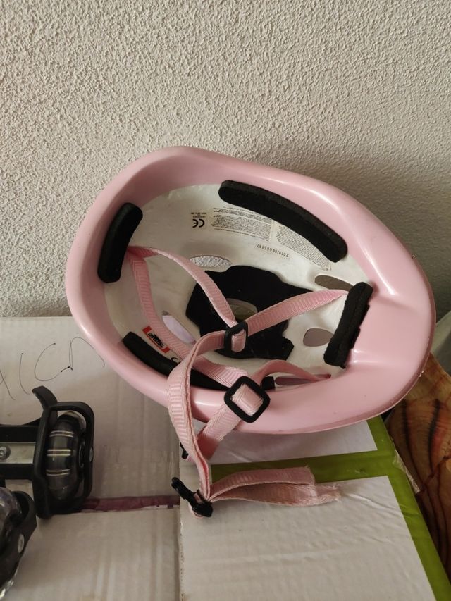 Casco niña y ruedas para zapatos