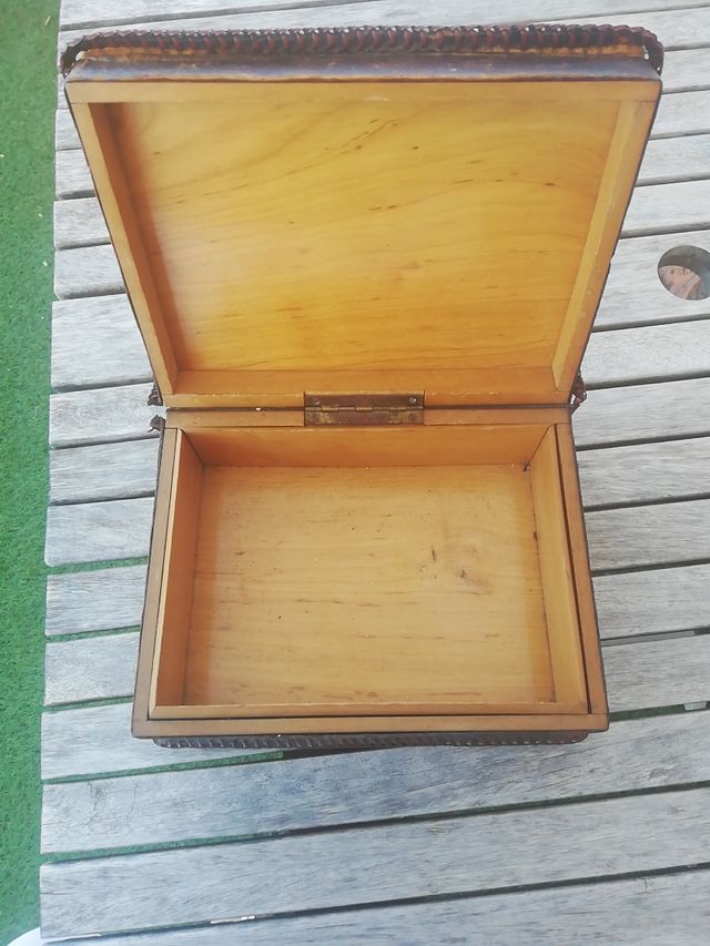 caja madera y piel repujada forma libro