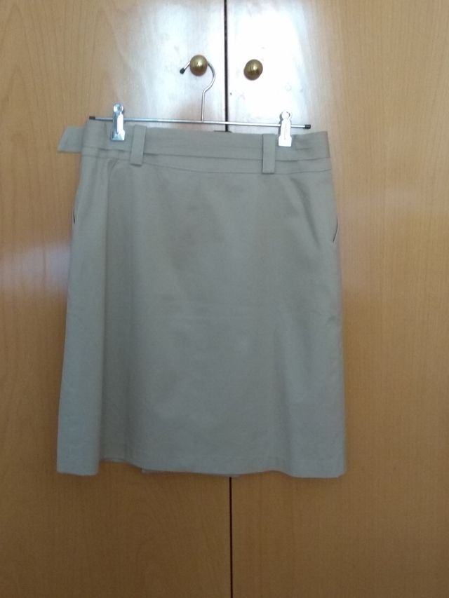 Vendo falda mujer color beige sin estrenar.