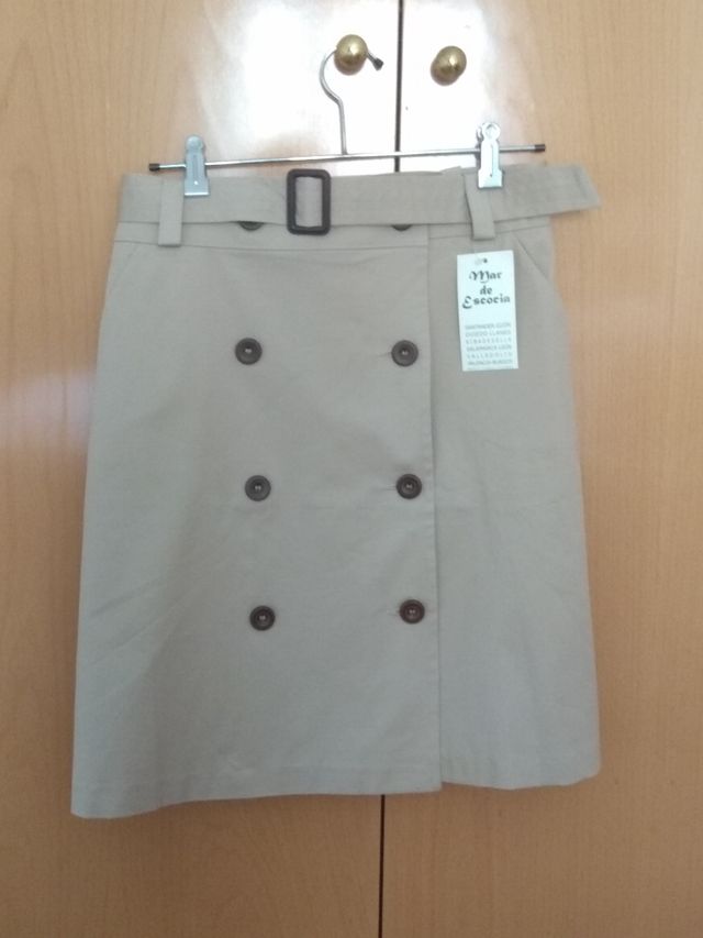 Vendo falda mujer color beige sin estrenar.