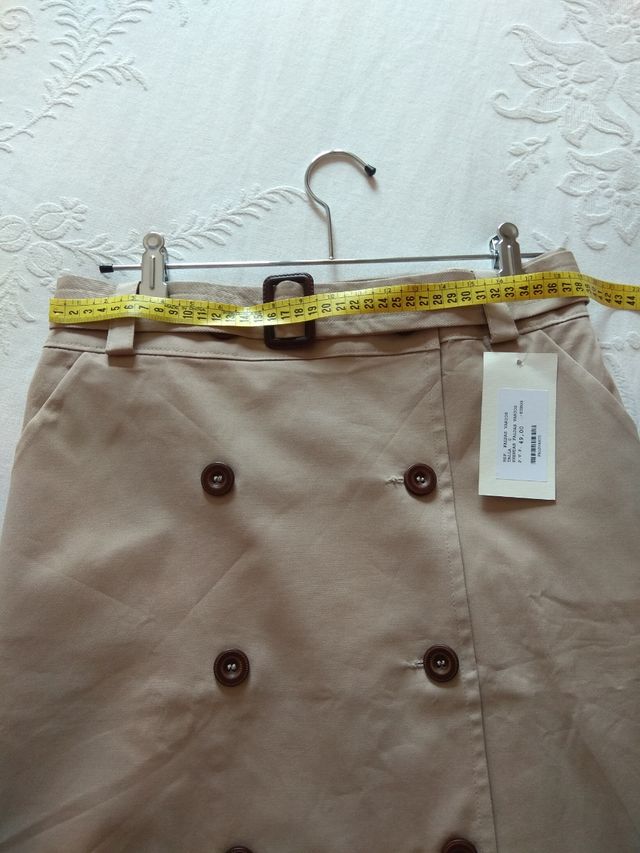 Vendo falda mujer color beige sin estrenar.