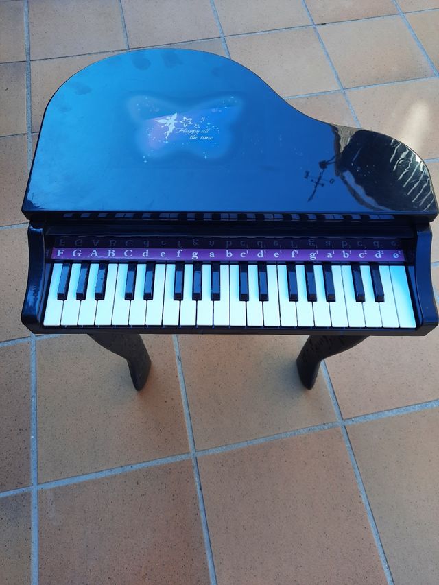 PIANOFORTE GIOCATTOLO CON SEDILE REGALO di seconda mano