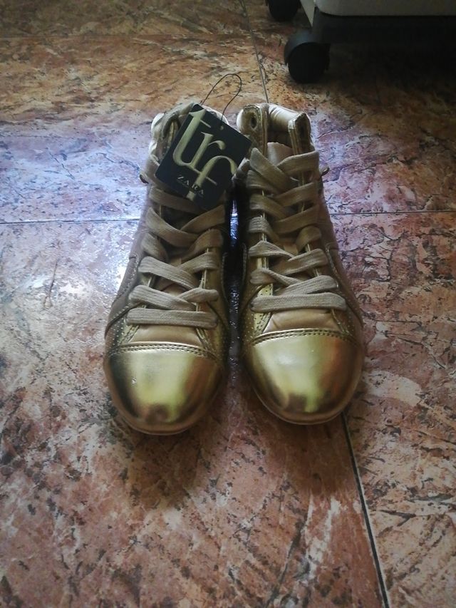 zapatillas doradas Zara