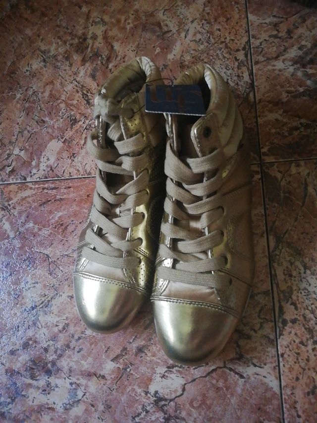 zapatillas doradas Zara