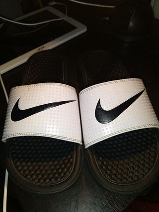 CHANCLAS NIKE - BLANCAS Y NEGRAS TALLA 36\\'5 de segunda mano por 10 EUR en  Urbanizacion La Granjilla en WALLAPOP