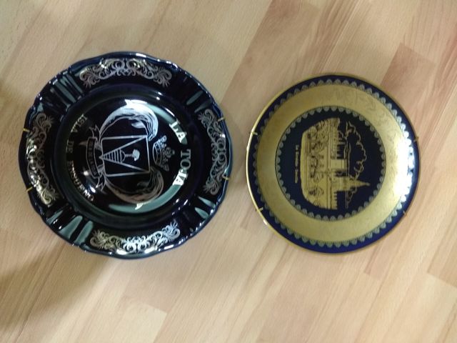 Platos de porcelana decorativos con soportes.