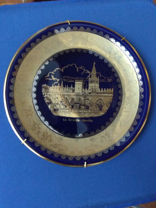 Platos de porcelana decorativos con soportes.