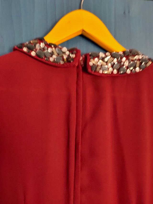 Vestido burdeos joyería
