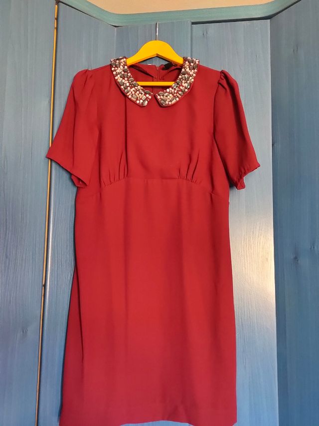 Vestido burdeos joyería