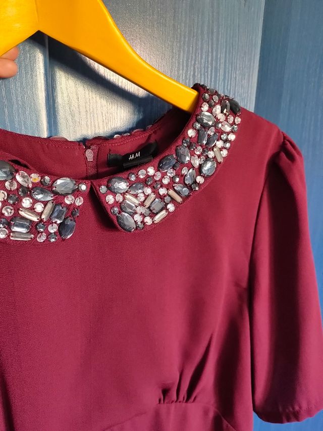 Vestido burdeos joyería