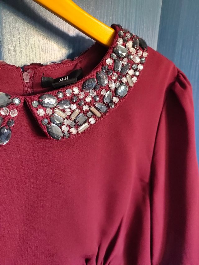 Vestido burdeos joyería