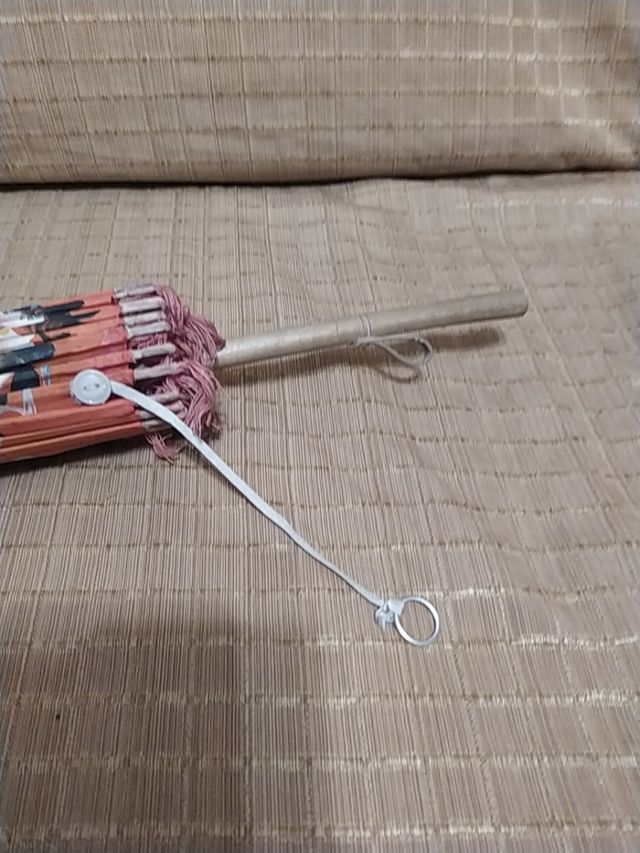 Paraguas chino de segunda mano por 5 € en Madrid en WALLAPOP