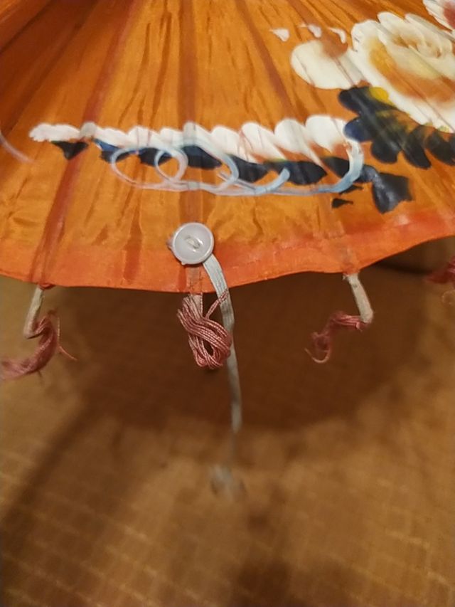 Paraguas chino de segunda mano por 5 € en Madrid en WALLAPOP