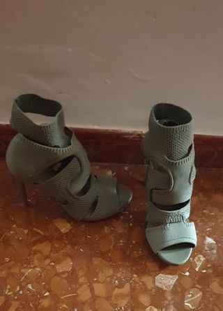 Sandalias mujer Zara, número 37 de segunda mano por 10 EUR en Sevilla en  WALLAPOP