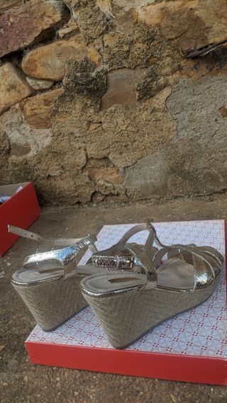 Sandalias doradas plataforma esparto de segunda mano por 17 EUR en León en  WALLAPOP