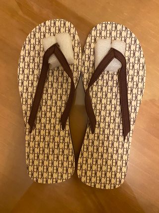 Chanclas Carolina Herrera. Sin estrenar!!! de segunda mano por 45 EUR en La  Hidalga en WALLAPOP