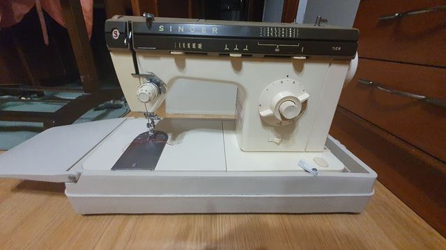 Máquina de coser marca Singer 7108