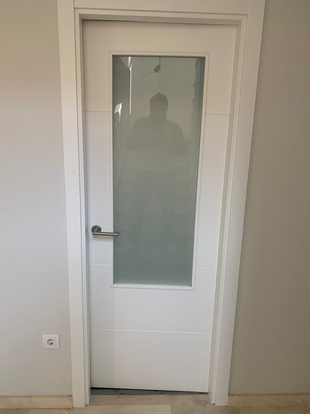 PUERTA de Madera maciza, acristalada, blanca