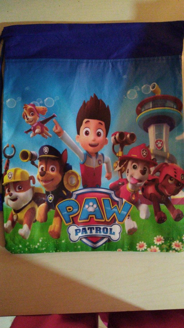 Pack 8 chapas y tres mochilas.