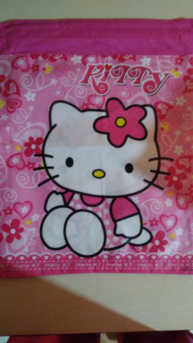 Pack 8 chapas y tres mochilas.