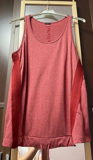 Camiseta deportiva Oysho talla S de segunda mano por 4 EUR en Córdoba en  WALLAPOP