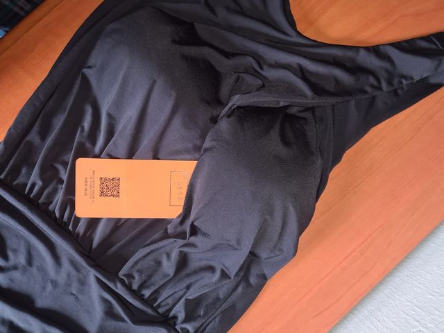 Vestido negro nuevo con etiqueta