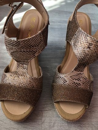 Sandalias Kelara nr 39 con cuña muy nuevas de segunda mano por 16 EUR en  Coslada en WALLAPOP