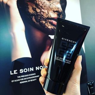 Givenchy Le Soin Noir Démaquillant de segunda mano por 59 EUR en Barcelona  en WALLAPOP