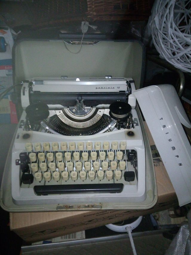 MAQUINA DE ESRIVIR TRIUMH .VINTAJE