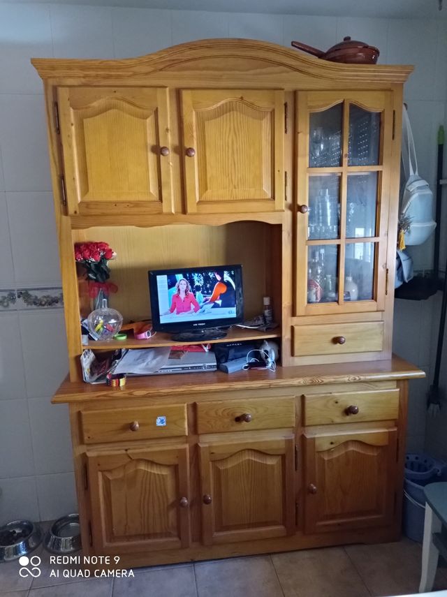 Aparador de pino con vitrina de segunda mano por 190 € en Sant Joan de
